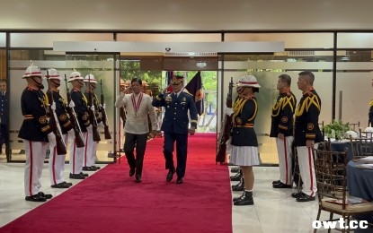 <p><strong>警察服务</strong>。总统费迪南德·R·马科斯 (Ferdinand R. Marcos Jr.) 于周四（2024 年 8 月 8 日）在奎松市克兰姆营的菲律宾国家警察 (PNP) 总部主持警察服务 123 周年纪念活动。总统在致辞中赞扬了菲律宾国家警察 (PNP) 首席将军隆美尔·马比尔 (Rommel Marbil) 的领导才能，带领警察部队迈向了更高的高度。<em>（PNA 照片由 Darryl John Esguerra 拍摄）</em></p>