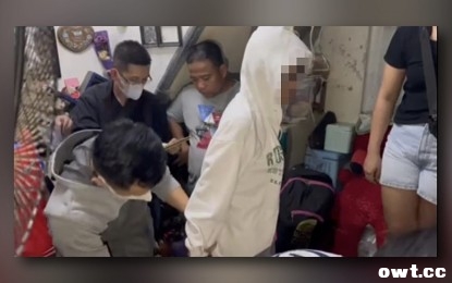 <p><strong>抓获。</strong> 2024 年 8 月 19 日，反网络犯罪警察在马尼拉的一次行动中逮捕了一名涉嫌制作和出售未成年人性行为视频的男子。菲律宾国家警察局反网络犯罪小组 (ACG) 于周三 (2024 年 8 月 21 日) 表示，嫌疑人秘密拍摄了淫秽行为的视频，然后在网上出售。<em>(照片由 ACG 提供)</em></p>